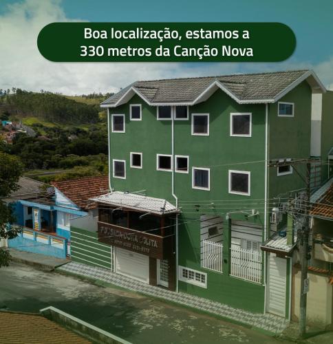 a green building with the words bao local malaysia estimates at Pousada Dona Lolita in Cachoeira Paulista
