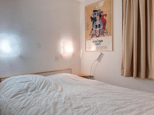 - une chambre avec un lit et une affiche murale dans l'établissement Appartement skieurs, accès direct pistes, balcon sud, proche remontées - FR-1-518-109, à Val dʼIsère
