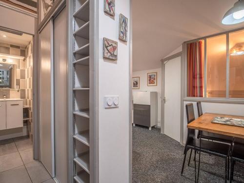 Cette chambre comprend une cuisine et une salle à manger. dans l'établissement Charmant 2P rénové, proche pistes et télésièges, balcon, casier à skis, quartier calme, 4 pers. - FR-1-356-404, à Valmorel
