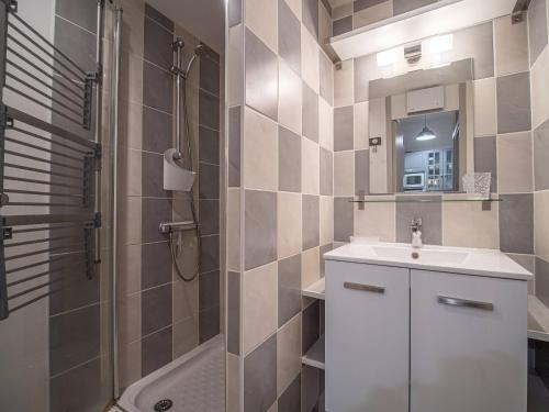La salle de bains est pourvue d'un lavabo et d'une douche. dans l'établissement Charmant 2P rénové, proche pistes et télésièges, balcon, casier à skis, quartier calme, 4 pers. - FR-1-356-404, à Valmorel
