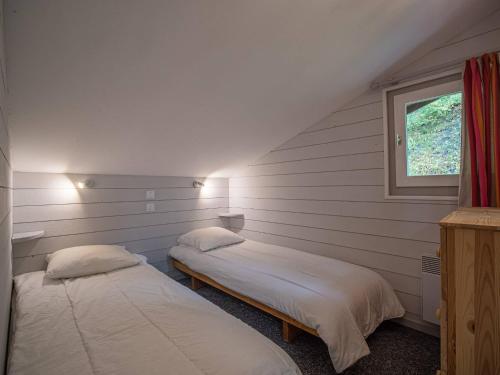 Ce lit se trouve dans un dortoir doté de murs blancs et d'une fenêtre. dans l'établissement Charmant 2P rénové, proche pistes et télésièges, balcon, casier à skis, quartier calme, 4 pers. - FR-1-356-404, à Valmorel