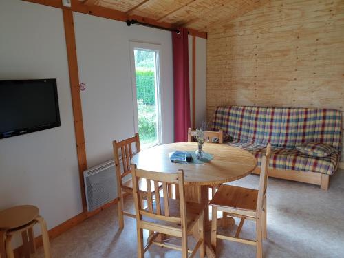 TV a/nebo společenská místnost v ubytování Chalet Jonquille 3 - Camping Fraiteux 3 étoiles