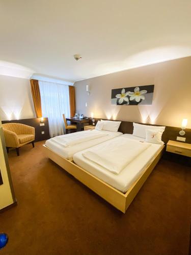 Una cama o camas en una habitación de Phönix Hotel