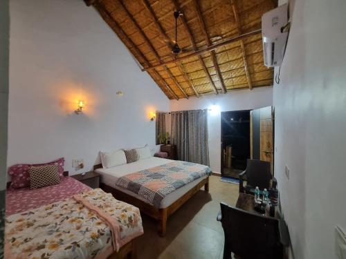 Ένα ή περισσότερα κρεβάτια σε δωμάτιο στο Khushi's Cottage