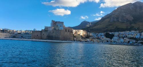 a city with a castle in the middle of the water at Balcone sul Golfo di Castellammare in Alcamo