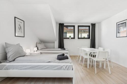 巴特菲尔伯尔MONTEUR - Unterkunft für bis zu 7 Personen in 61118 Bad Vilbel - FB10的白色卧室配有两张床和一张桌子