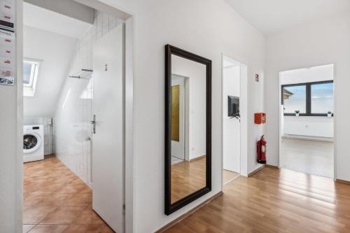 巴特菲尔伯尔MONTEUR - Unterkunft für bis zu 7 Personen in 61118 Bad Vilbel - FB10的白色房间镜子,走廊