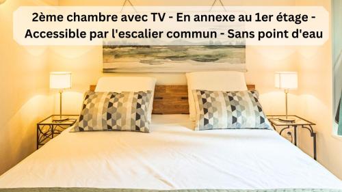 a bedroom with a bed with two lamps at Le Logis des Perles 2 - Emplacement Idéal - 6 pers in Troyes