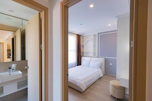 a small bedroom with a bed and a mirror at The Sóng Vũng Tàu- SAO VIỆT Căn Hộ Nghỉ Dưỡng 5 Sao in Vung Tau
