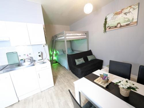 a small living room with a couch and a table at Grands Studios Maillochon accès Gare de Poitiers et Centre ville à Pieds in Poitiers