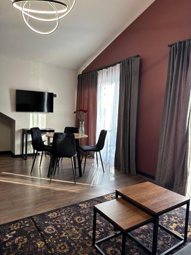 a living room with a table and chairs at Nourt Rooms & Kitchen in Karpacz