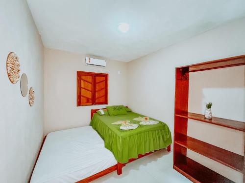 Un dormitorio pequeño con una cama y una ventana. en Caminho das praias - Boipeba, en Isla de Boipeba