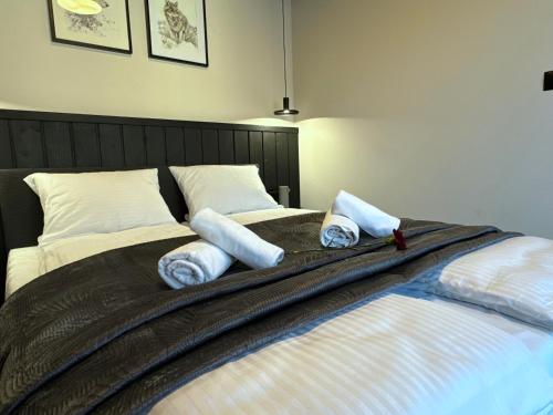 a bedroom with two beds with towels on them at Nourt Rooms & Kitchen in Karpacz