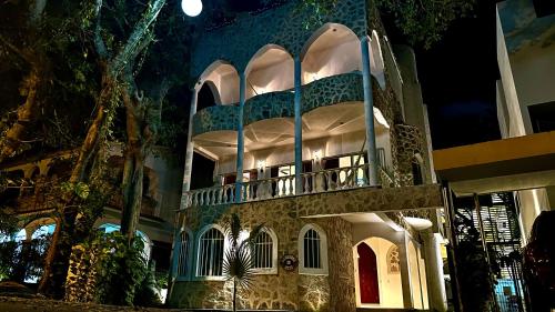 un edificio con un balcone sul lato di Castillo de Amor - HoneyMoon a Playa del Carmen