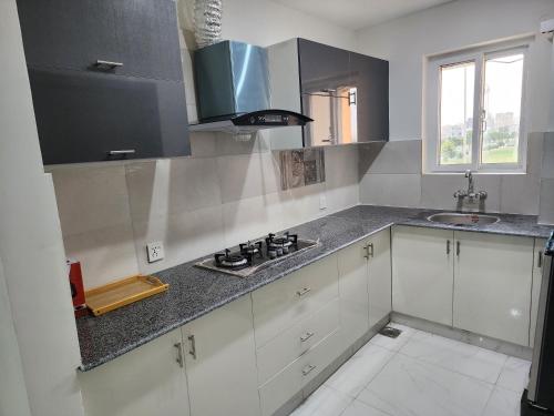 Η κουζίνα ή μικρή κουζίνα στο Heaven Serviced Apartments