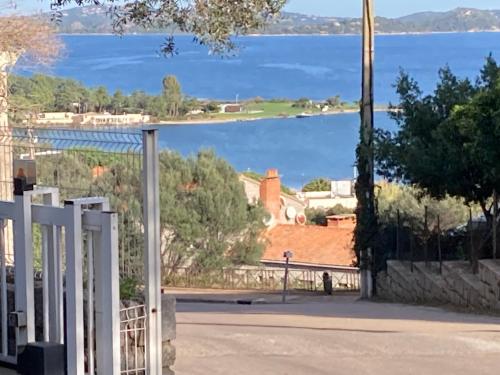 d'une porte offrant une vue sur le lac. dans l'établissement Maison vue mer à-5 minutes DE LA VIEILLE VILLE DE PORTO-VECCHIO, à Porto-Vecchio