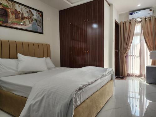 Ένα ή περισσότερα κρεβάτια σε δωμάτιο στο Heaven Serviced Apartments