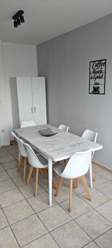 Фотография из галереи CALLA 4 Apartment - Main Square, in the City Shopping Center - PARKING SLOT WITH SECURITI AND VIDEO CAMERA в Скопье