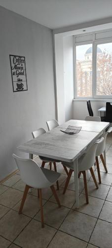 Фотография из галереи CALLA 4 Apartment - Main Square, in the City Shopping Center - PARKING SLOT WITH SECURITI AND VIDEO CAMERA в Скопье