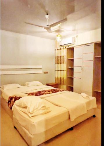 a bedroom with two beds and a ceiling at Nika Inn Himandhoo in Himandhoo 