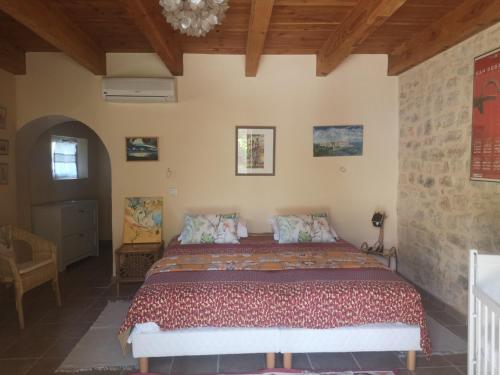 une chambre avec un grand lit dans une pièce dans l'établissement Chambre indépendante avec salle de bains et cuisine, à Aubussargues