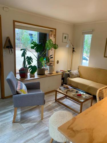 a living room with a couch and a table at Cabaña en el Bosque in Isla Negra