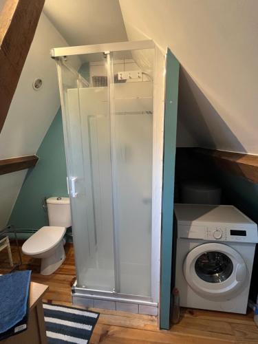 une salle de bain avec une machine à laver et un lave-linge dans l'établissement Appartement Vieux Lille à 300m de Grand Place, à Lille