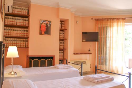 two beds in a room with bookshelves at Boteroom Relais in La Volla