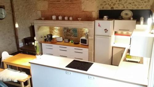 Η κουζίνα ή μικρή κουζίνα στο Le petit nid-la morandie