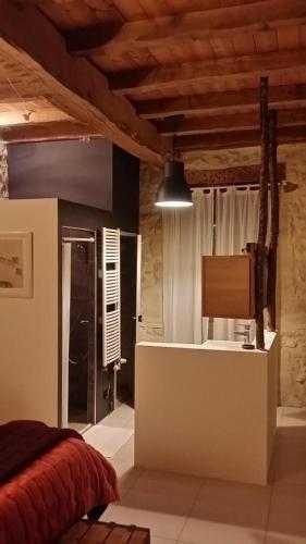 une chambre avec un lit et une salle de bain avec douche dans l'établissement Le petit nid-la morandie, à La Maurandie