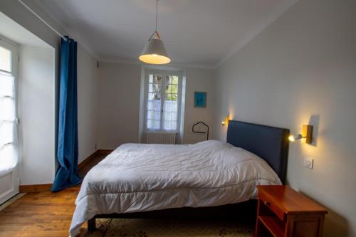 ラ・ロック・ガジャックにあるLes palmiersの大きなベッドと窓のある寝室