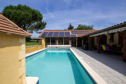 une piscine avec un toit solaire dans l'établissement Les tourterelles, à Saint-Aigne