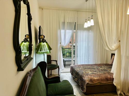 Un dormitorio con una cama, un espejo y una silla. en Parrot Chic Apartment, en Bar