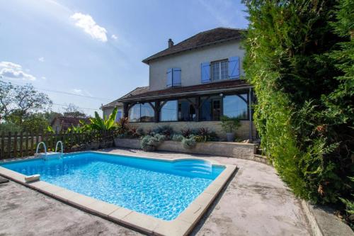 une piscine devant une maison dans l'établissement Gite du palin, à La Bachellerie