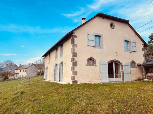 La grange de Pierrot proche de Salers, 10pers, 4ch