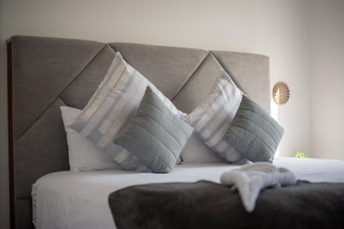 ein Schlafzimmer mit einem großen Bett und weißen Kissen in der Unterkunft Perfect resort style House in Playa del Carmen