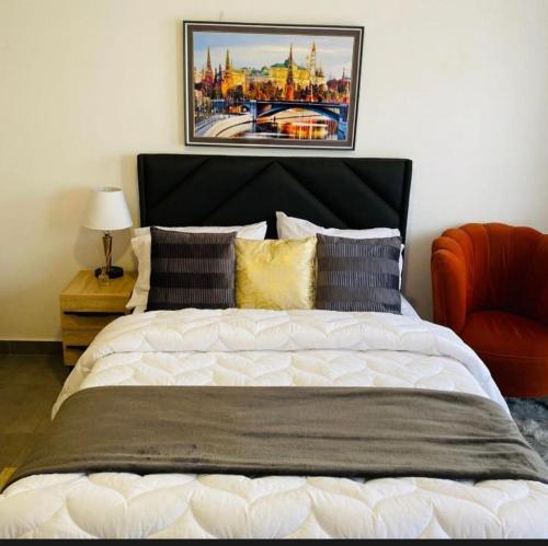 Postel nebo postele na pokoji v ubytování Suite 205 Oasis Park Residencies