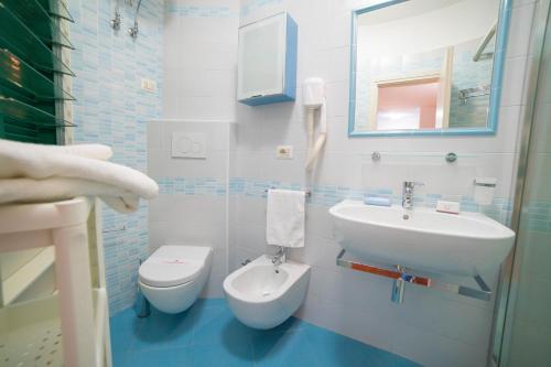 オートラントにあるRiva di Paradiso Apartmentsの洗面台とトイレ付きのバスルーム