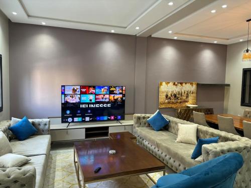 un salon avec des canapés et une télévision à écran plat dans l'établissement Élégante villa familiale à Harhoura Confort et Proximité plage, à Temara