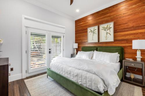 Un dormitorio con una cama verde y una ventana. en Island Pearls, en Key West