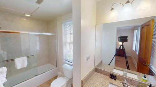 Koupelna v ubytování Breezy Retreat