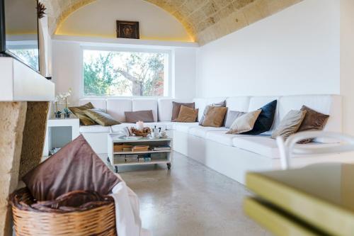 een woonkamer met een witte bank en een raam bij KYVOS 10, Emma Villas in Marina di Leuca