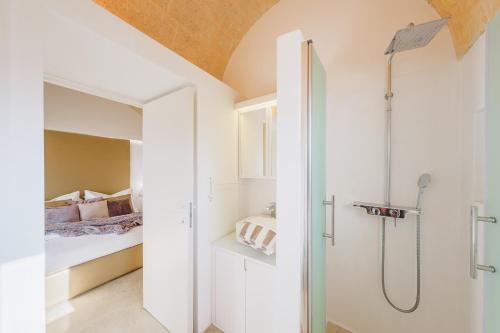 een badkamer met een douche en een bed bij KYVOS 10, Emma Villas in Marina di Leuca