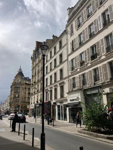 un feu de rue sur une rue urbaine avec des bâtiments dans l'établissement Le Duplex de Léa, à Valenciennes