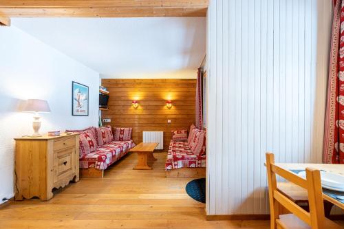 un salon avec des chaises rouges et une table dans l'établissement Lauziere dessus 50, à Valmorel