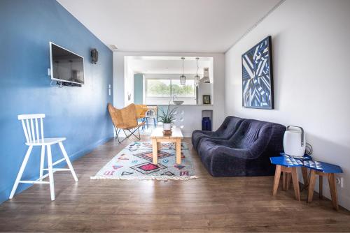 una sala de estar con un sofá y una mesa en La Villa Les Petits Gardons, en Castillon-du-Gard