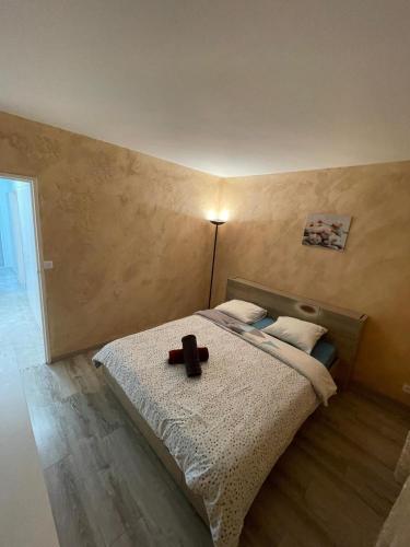 - un lit avec une croix dans une chambre dans l'établissement TM Style appartement, à Villejuif