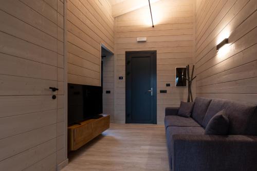 a living room with a couch and a tv at Parco Del Sangro in Castel di Sangro