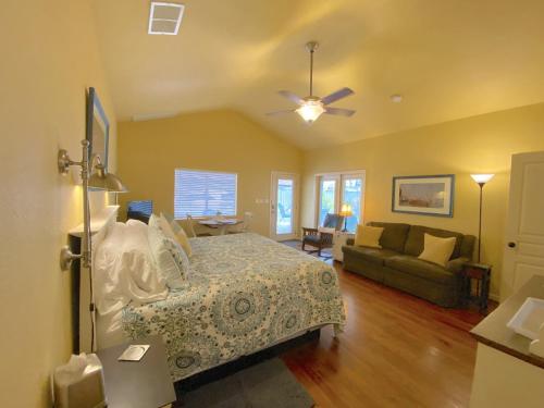 a bedroom with a bed and a couch at Comal Inn in New Braunfels