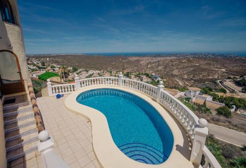 vue aérienne d'une piscine sur le balcon d'un immeuble dans l'établissement Villa Maravista - Luxury Villa with Private Pool and Sea View, à Benitachell